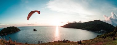 Su üzerinde uçan paraşütçü