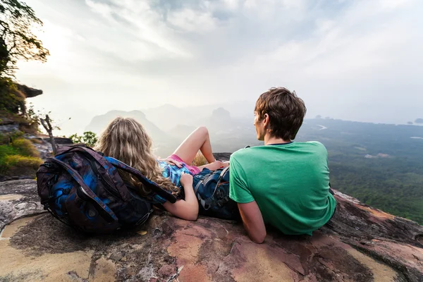 Couple in love on the mountain — Stock Photo, Image