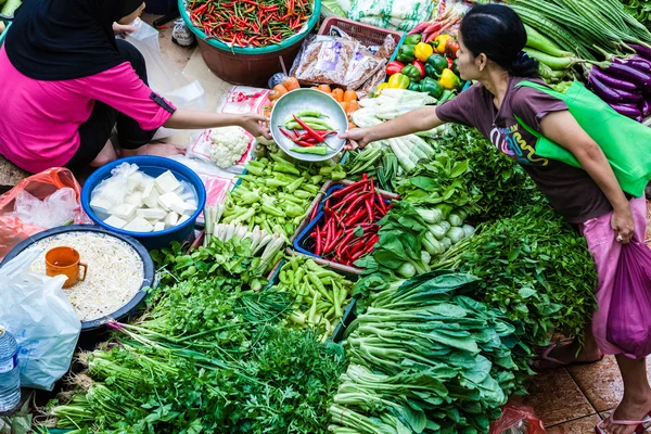 The seller and the buyer at the vegetable market — Stock Photo, Image