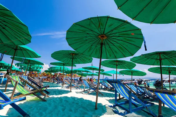 Plage avec chaises longues colorées — Photo