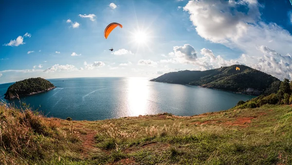 Skydiver flying over the water — Stock Photo, Image