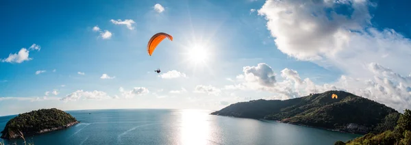 Skydiver flying over the water — Stock Photo, Image