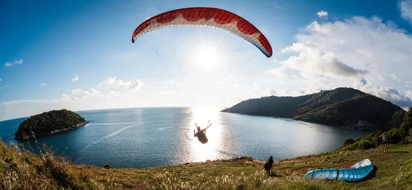 Fallschirmspringer fliegen über das Wasser — Stockfoto
