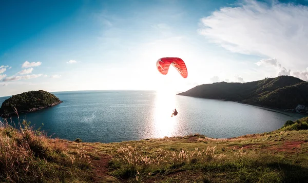 A víz felett repülő Skydiver-Ejtőernyős — Stock Fotó