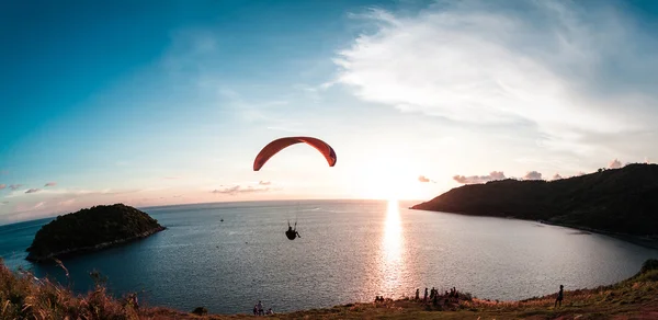 Skydiver voando sobre a água — Fotografia de Stock