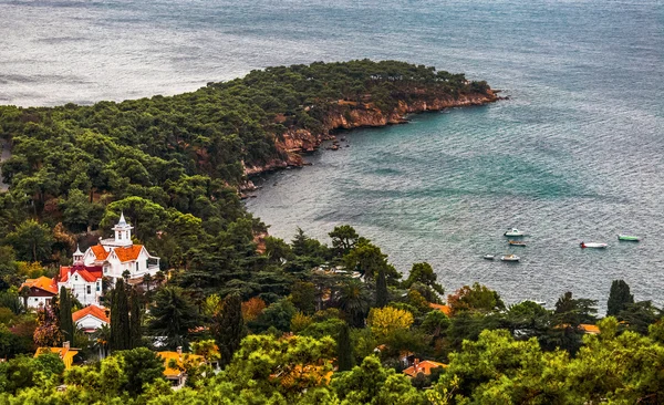 A grande vila na costa do mar — Fotografia de Stock