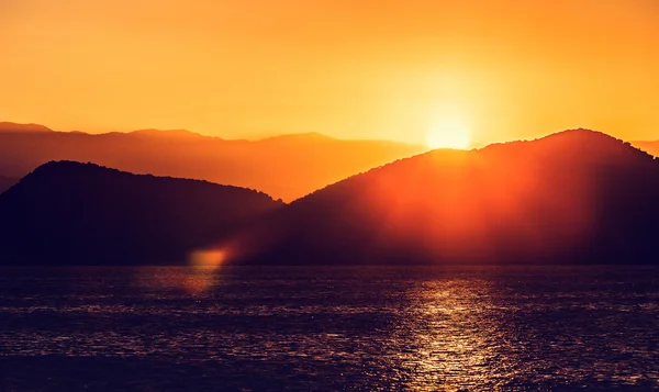 Puesta de sol sobre un mar — Foto de Stock