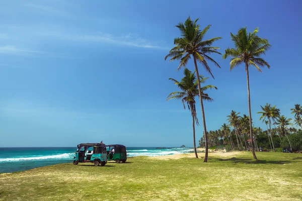 Dois riquixás na costa — Fotografia de Stock