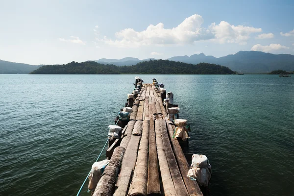 Деревянный мост в море — стоковое фото
