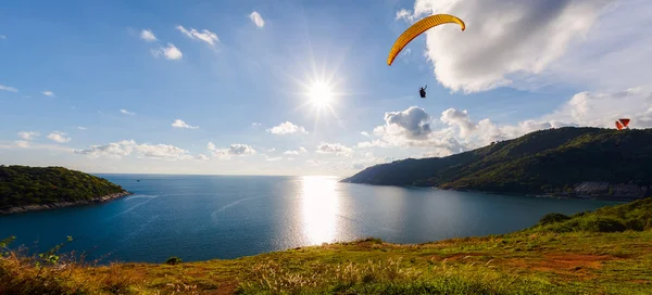 Fallschirmspringer fliegen über das Wasser — Stockfoto