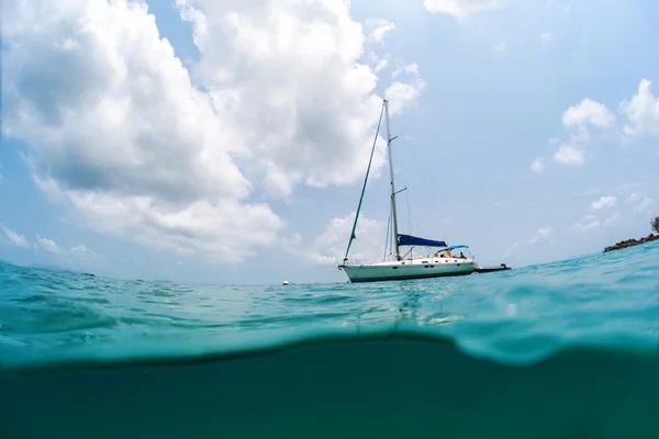 Voilier dans la mer — Photo