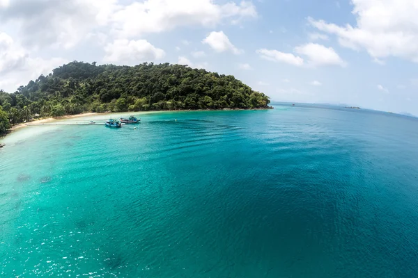 Isla tropical con dos barcos — Foto de Stock