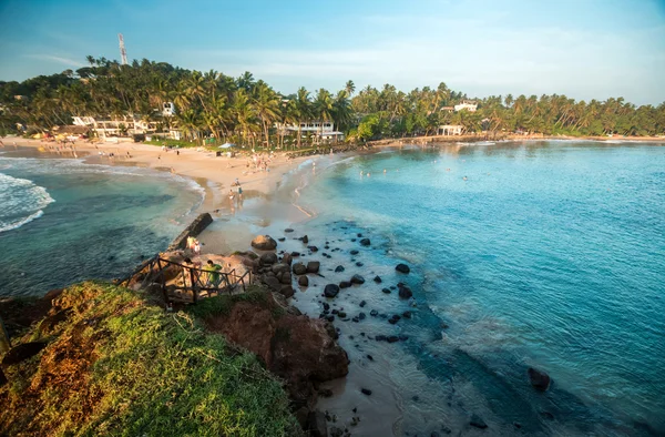 Vue sur la plage avec des arbres tropicaux — Photo