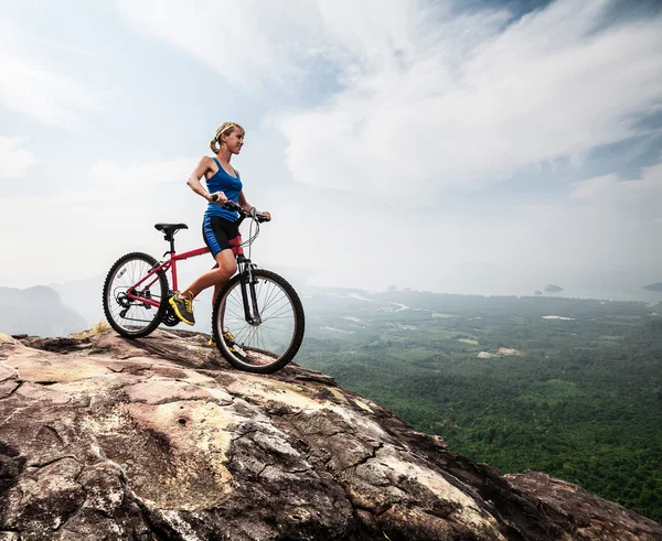 Jeune femme avec vélo — Photo