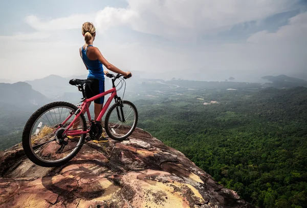 Giovane signora con bicicletta — Foto Stock