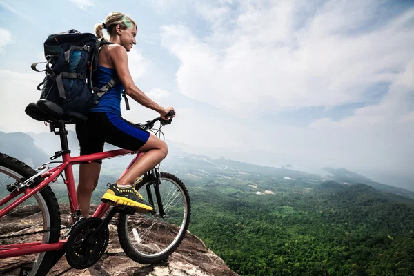 Jeune femme avec vélo — Photo