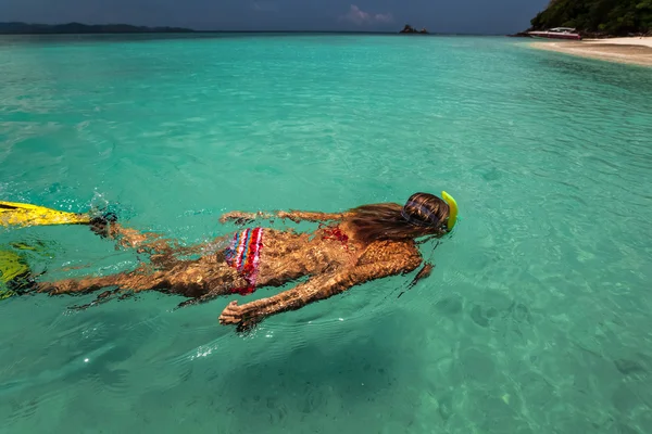 Jovem senhora com snorkel e barbatanas — Fotografia de Stock