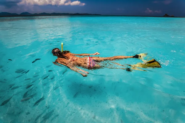 Ung dam med snorkel och fenor — Stockfoto