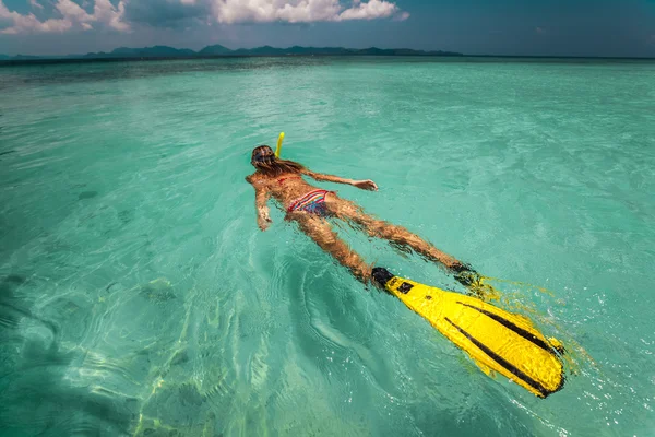 Jovencita con snorkel y aletas — Foto de Stock