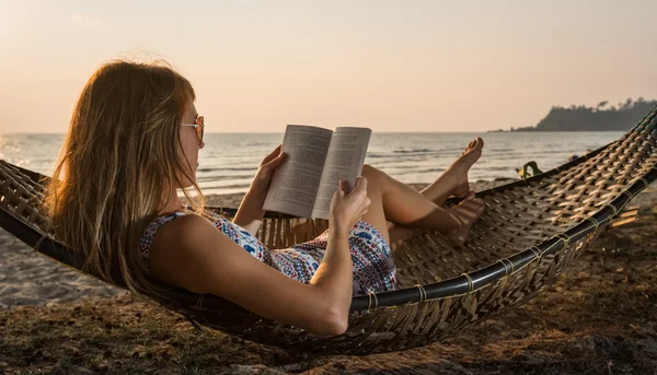 Genç bayan bir kitap okuma — Stok fotoğraf