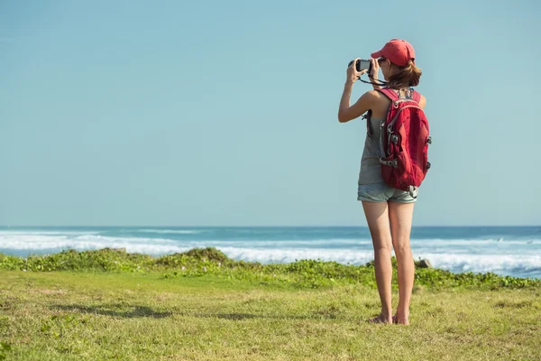 Jeune femme prenant une photo — Photo