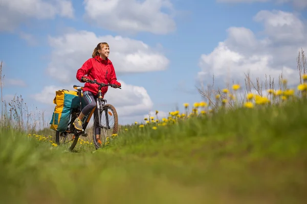 Giovane escursionista donna con bicicletta — Foto Stock