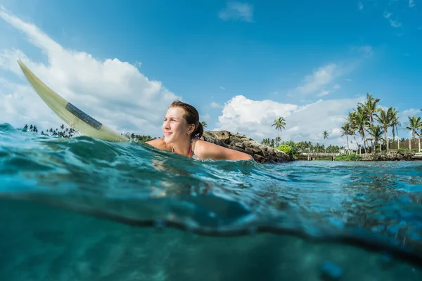 Senhora com prancha de surf — Fotografia de Stock