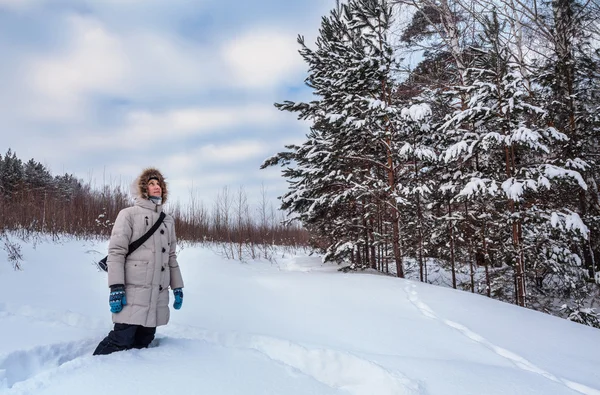 Gilr in het forest van de winter — Stockfoto