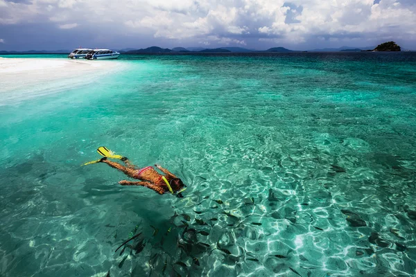 Jovem senhora com snorkel e barbatanas — Fotografia de Stock
