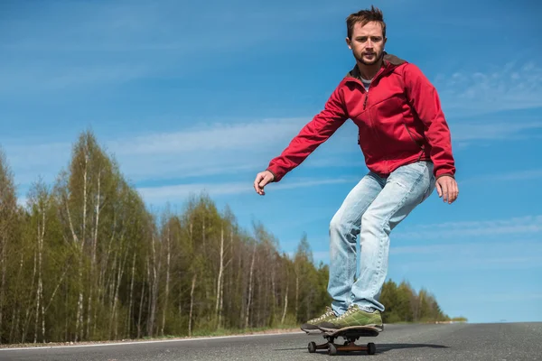 Mladý muž, jízda skateboardu — Stock fotografie