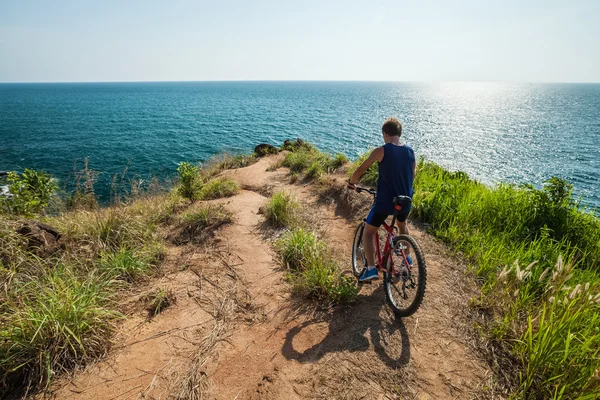 Homme sportif avec vélo — Photo