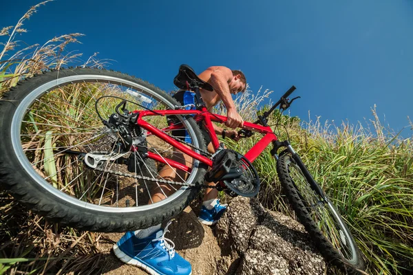 Olahragawan dengan sepeda — Stok Foto