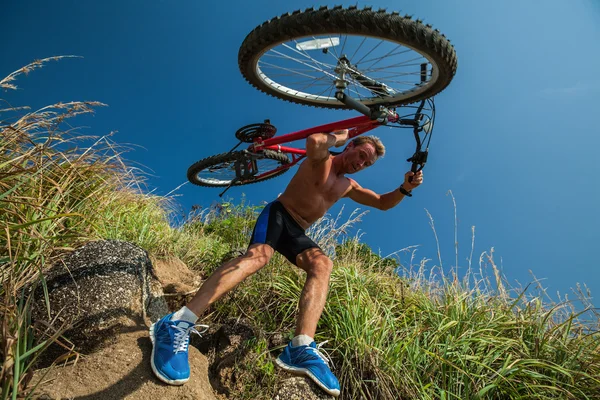 Sportlicher Mann mit Fahrrad — Stockfoto