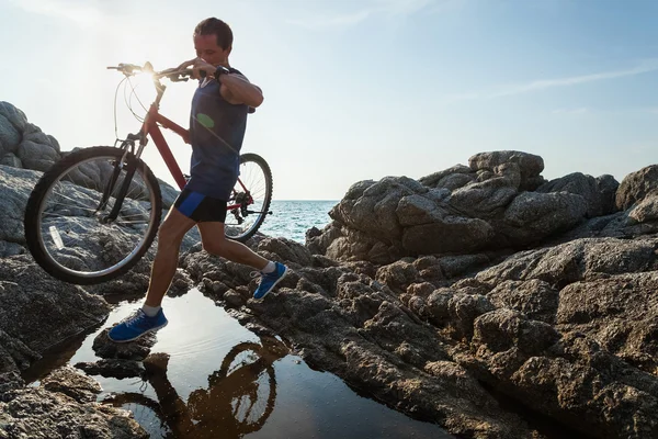 Hombre deportivo con bicicleta — Foto de Stock