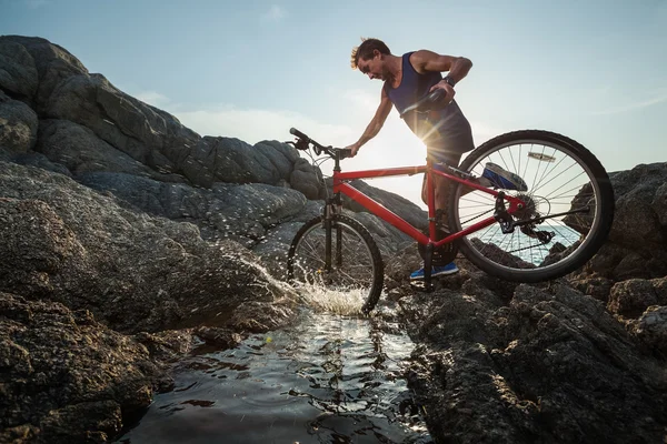 Homme sportif avec vélo — Photo