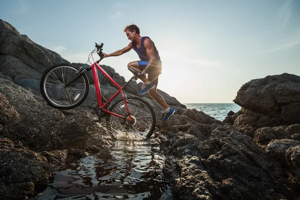 Hombre deportivo con bicicleta —  Fotos de Stock