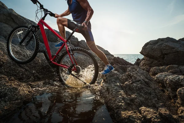 Sportlicher Mann mit Fahrrad — Stockfoto