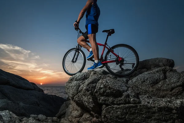 Спортивний чоловік з велосипедом — стокове фото