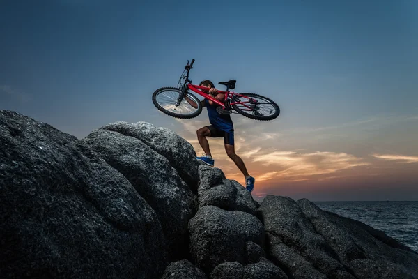 Hombre deportivo con bicicleta — Foto de Stock