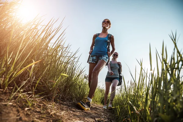 Due donne escursioniste con zaini — Foto Stock