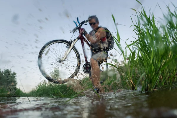 Hombre cruzando el río —  Fotos de Stock