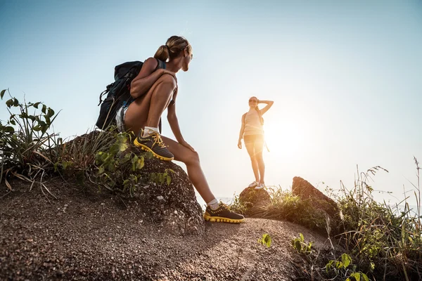 Dos excursionistas en la cima de una colina —  Fotos de Stock