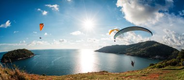 Su üzerinde uçan skydivers
