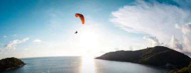 Su üzerinde uçan paraşütçü