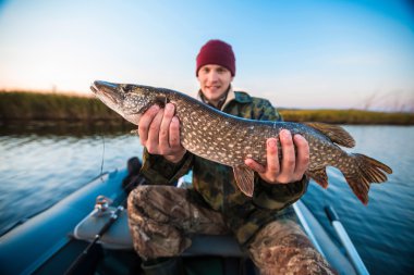 Genç balıkçı holding pike