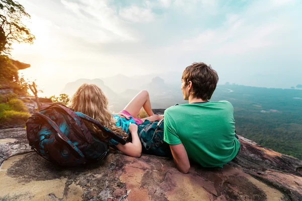 Paar liggen op de berg — Stockfoto