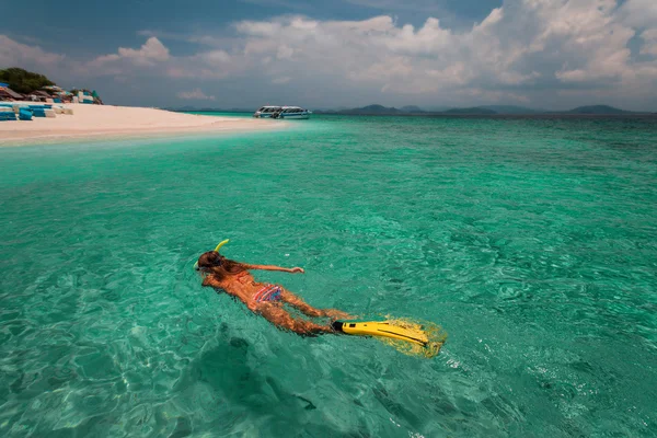 Dame mit Schnorchel und Flossen schwimmt — Stockfoto