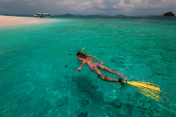 Lady with snorkel and fins swimming — Stock Photo, Image