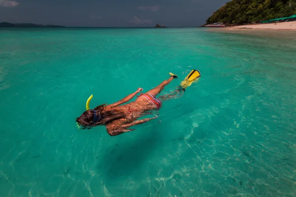 Senhora com snorkel e nadando barbatanas — Fotografia de Stock