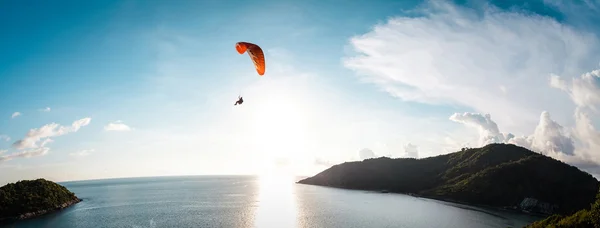 Fallskärmshoppare flyger över vattnet — Stockfoto